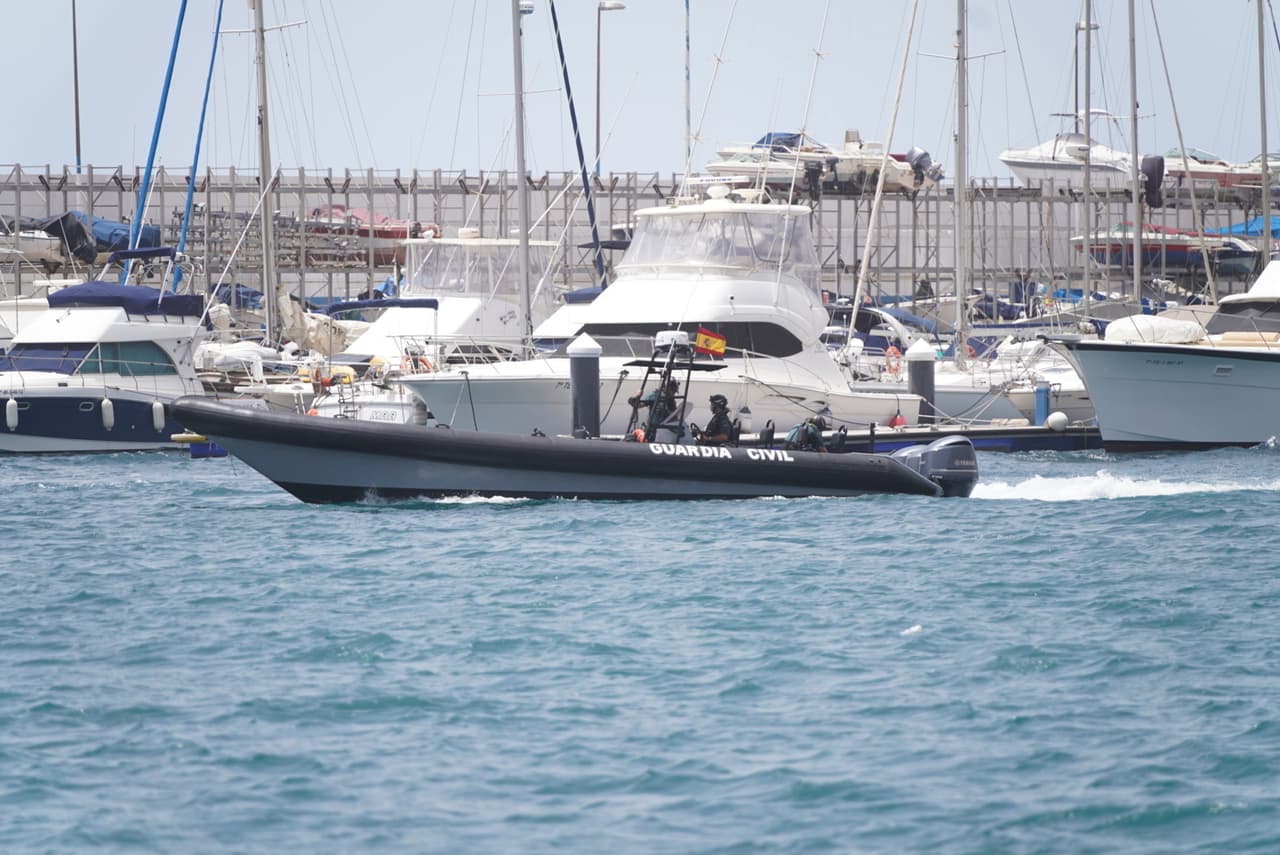 En lugar de llevar a las niñas con su madre, 
<b>el hombre se dirigió con ellas a su casa en el municipio de Igueste de Candelaria y después se trasladó a un puerto deportivo en Santa Cruz Tenerife</b>, 
<a href="https://www.univision.com/noticias/mundo/secuestro-olivia-anna-muerta-nina-tenerife">donde las cámaras de seguridad captaron a Gimeno entrar y salir solo en varias ocasiones </a>para dejar una serie de bolsos en una lancha que tenía atracada en el lugar, antes de zarpar pasadas las 3 a.m. Ni los trabajadores de seguridad ni las grabaciones pudieron detectar la presencia de las menores.
