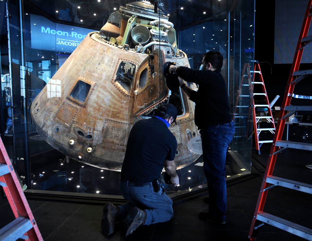 Los astronautas que conformaron esta misión fueron Ken Mattingly, John Young y Charlie Duke. 
<br>
<br>Se espera que Duke, quien caminó por la Luna con Young mientras Mattingly pilotaba la cápsula, asista esta primavera a una celebración por el 50 aniversario de la misión, el 16 de abril de 1972.
<br>