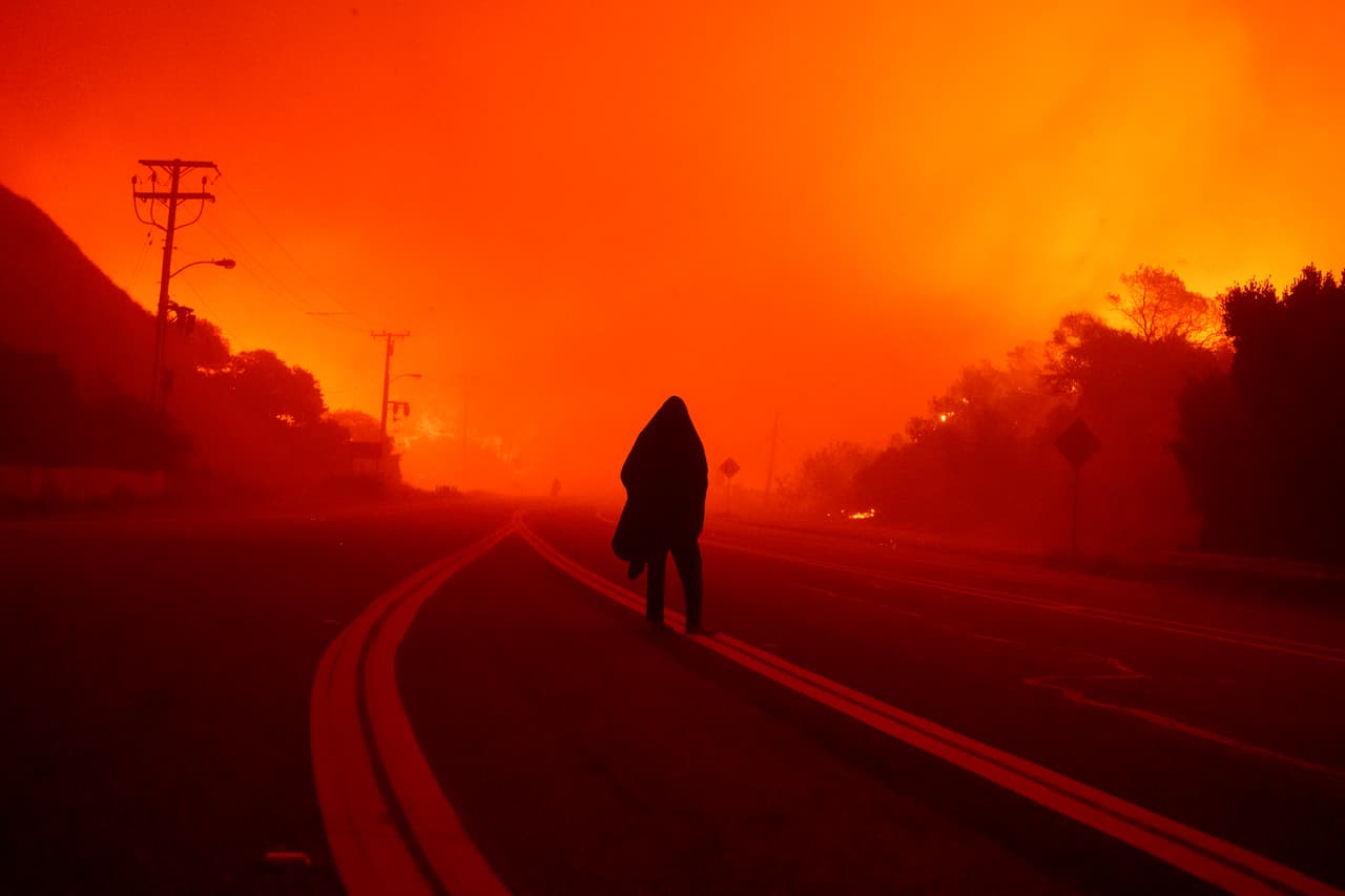 El incendio causó el 
<b>cierre de la Pacific Coast Highway</b>, además de la evacuación de miles de residentes.