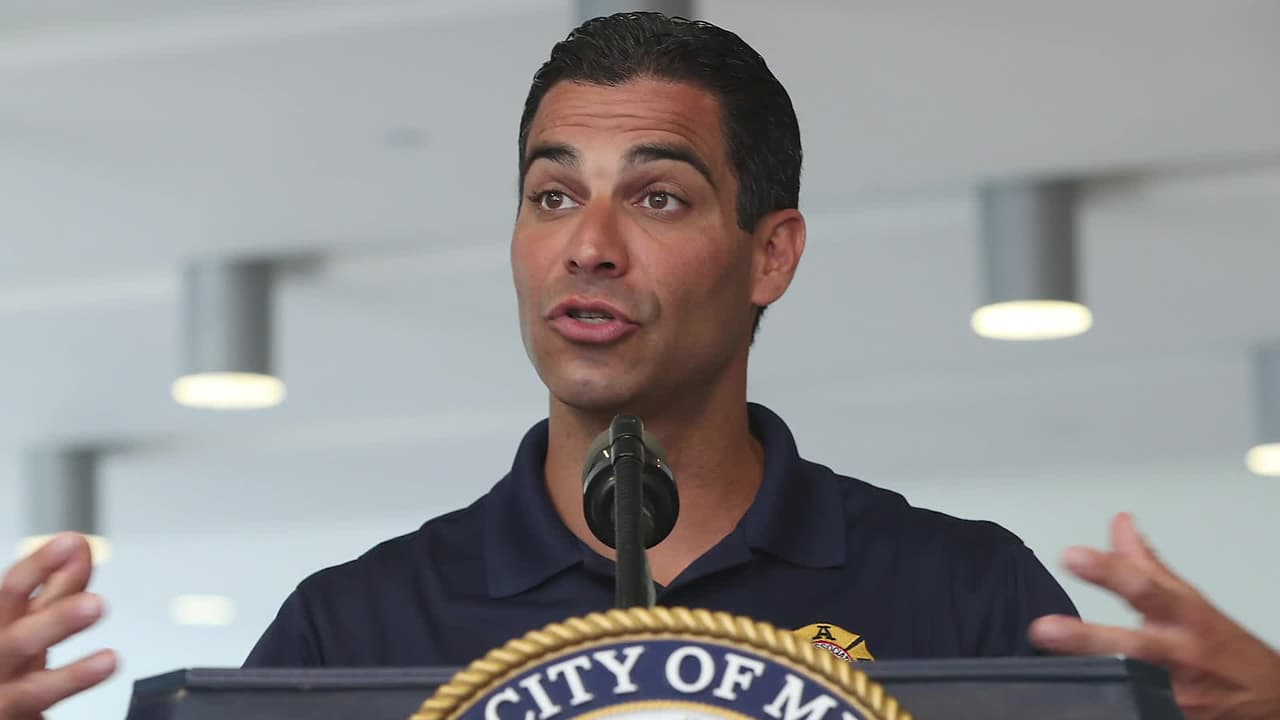 Alcalde de Miami trata de convencer al gobernador de Florida sobre imponer el uso de máscaras faciales