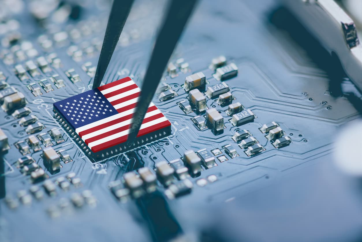 Quién está ganando la 'guerra de los microchips' entre EEUU y China (y cómo puede afectar el precio de los carros y los electrodomésticos)