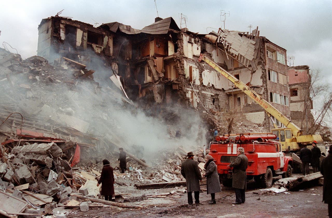 <h2 class="cms-H2-H2">9. Spitak, Armenia, 7 de diciembre de 1988</h2>
<br>
<br>➡️ 
<b>Epicentro:</b> Nalband, Armenia.
<br>
<br>➡️ 
<b>Cifra de fallecidos: </b>Al menos 25,000 personas.
<br>
<br>➡️ 
<b>Magnitud: </b>6.9
<br>