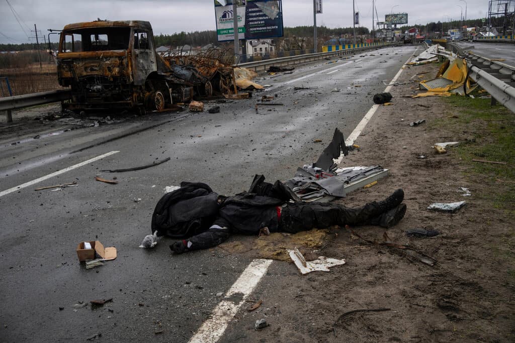 También se encontraron cadáveres de soldados rusos que aparentemente fueron dejados en la retirada por sus compañeros de armas.
