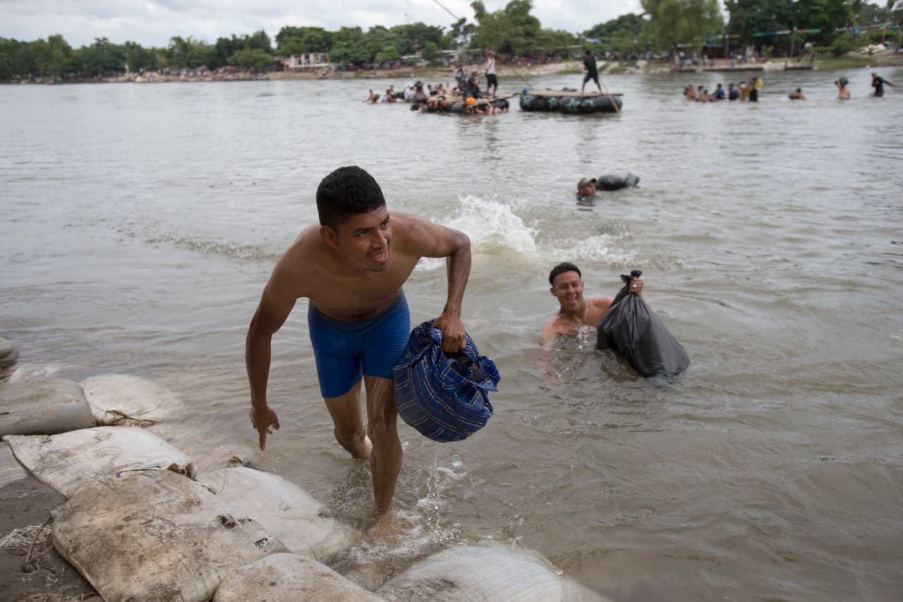 A lo largo del viaje, los migrantes dicen que huyen de la extensa violencia, pobreza y corrupción en Honduras. El presidente Donal Trump lo ha catalogado de delincuentes.
<br>