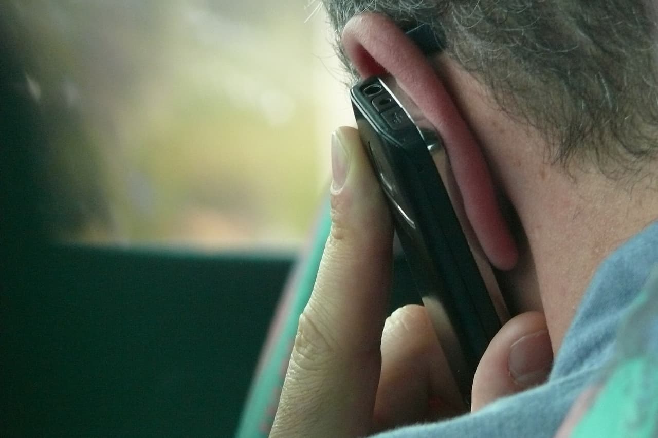 Si recibes una llamada telefónica de alguien que exige el pago de un rescate, trata de frenar la situación y solicita hablar directamente con la víctima. Si las personas que llaman no te permiten hablar con la supuesta víctima, pide que describan a la víctima.
