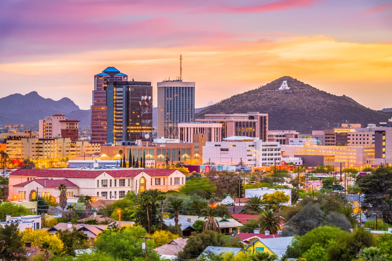 <b>Puesto 19. Arizona</b>.
<br>
<br>Puntuación total: 42.62.
<br>
<br>Fuerza laboral inmigrante: puesto 9.
<br>
<br>Contribución socioeconómica: puesto 13.
<br>
<br>Ganancia de cerebros e innovadores: puesto 28.
<br>
<br>Cantidad de estudiantes internacionales: puesto 17.
<br>
<br>El estudio calificó cada métrica en una escala de 100 puntos, y 100 representa el "impacto económico más positivo" de los inmigrantes. Luego se determinó el promedio ponderado de cada estado y Washington DC en todas las métricas para calcular su puntaje general.