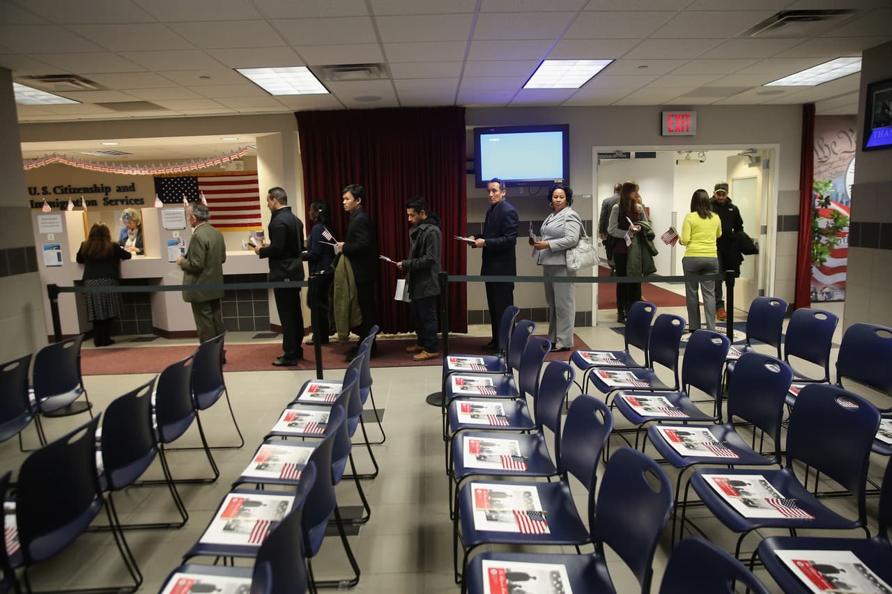 Las personas que están dentro de EEUU y quieren cambiar su categoría de visa estando en el país, para ser aprobados, también serán analizados si no representan una carga pública. 
<br>