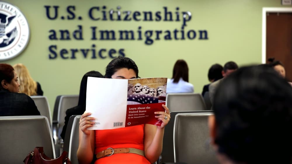 La USCIS exigirá reembolsos totales a los patrocinadores si los inmigrantes reciben beneficios públicos
