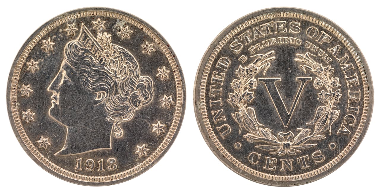 <h3 class="cms-H3-H3">8. Liberty Head Nickel, 1913</h3>
<br>
<br>🪙 
<b>Valor:</b> $3,737,500, en precio de subasta por Heritage Auctions en 2007. 
<br>
<br>🪙 
<b>Historia: </b>La moneda Liberty Head, apodada “V Nickel” es una moneda de cinco centavos que se acuñó para que circulara desde 1883 hasta 1912, pero unas cuantas se fabricaron con fecha de 1913. No está claro cómo fue que se produjeron, puesto que se realizaron fuera de tiempo. Se supo de su existencia después de que el coleccionista Samuel W. Brown anunciara en diciembre de 1919 que quería comprarlos. Actualmente se sabe del paradero de cinco de estas monedas: dos se encuentran en colecciones privadas, dos en el Money Museum de Colorado Springs y una más en el Instituto Smithsoniano en Washington, D. C. 
<br>