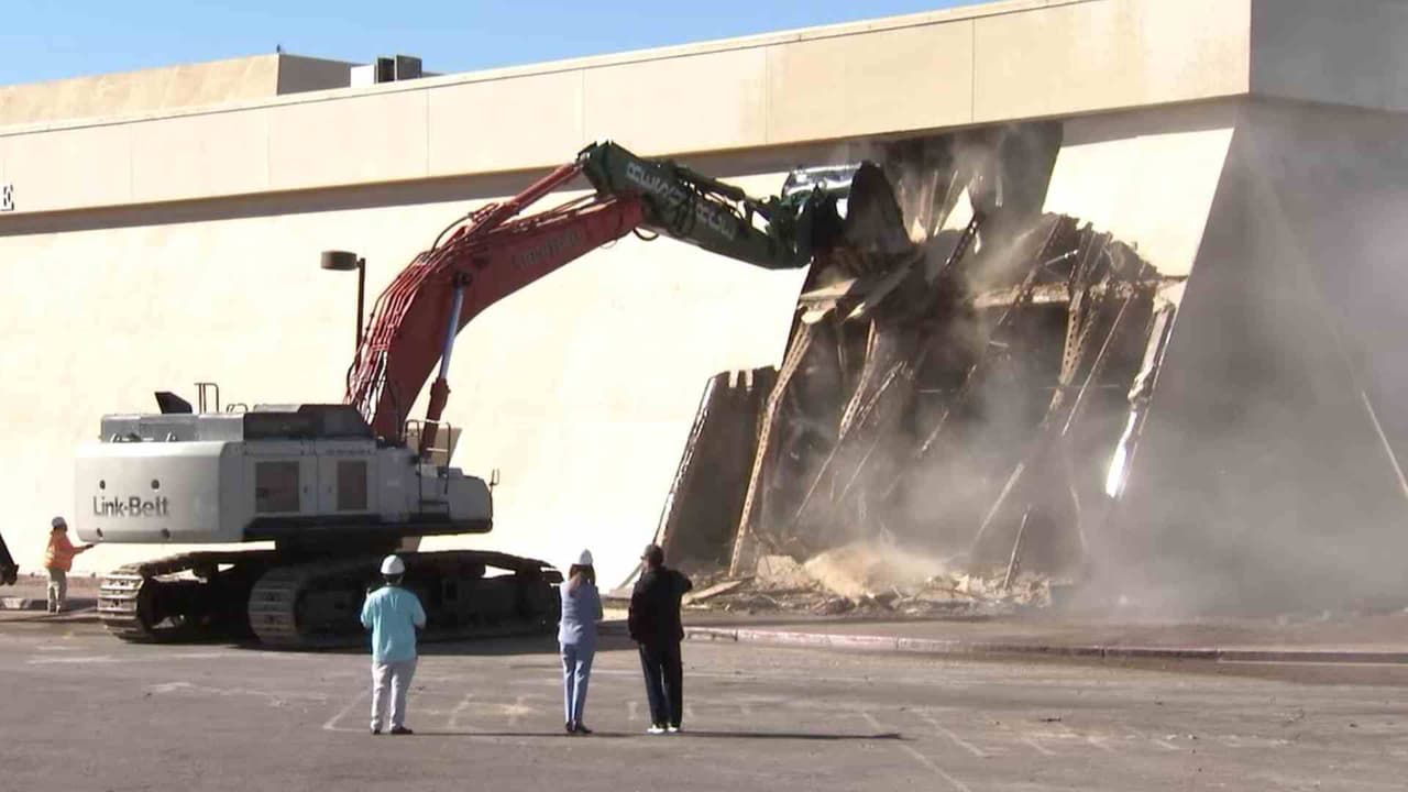 Este lunes, el icónico Metrocenter, que cerró durante la pandemia, arrancó su demolición.