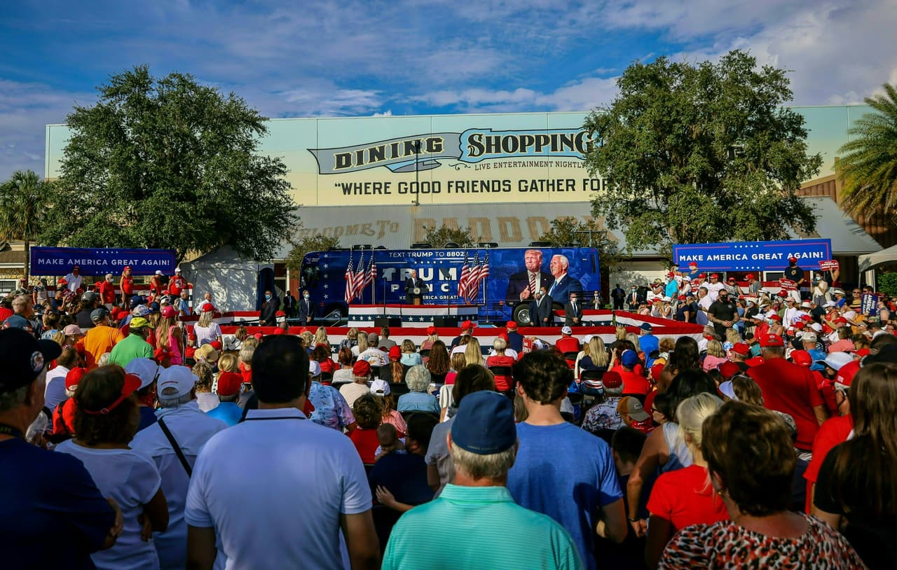 Por su parte, los simpatizantes del candidato republicano cargaban carteles que decía "Make America Great Again" y algunos por el calor, tuvieron que recibir atención de los paramédicos. 
<br>