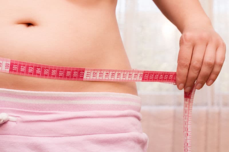 <b>Descubre si eres un “obeso oculto” </b>
<br>El 80% de las personas que viven en EEUU son “obesos ocultos”. Esto significa que 
<a href="http://www.todobien.club/eres-un-obeso-oculto-algunas-pistas-para-averiguarl-1797422624">el tamaño de la barriga podría ser un riesgo para su salud</a>. Descubre si es tu caso de forma sencilla: mide la circunferencia de la cintura con ayuda de una cinta métrica y compárala con la altura. La medida de la cintura debe ser la mitad o menos de la altura. En caso de que este número sea superior, puede existir un riesgo para la salud.