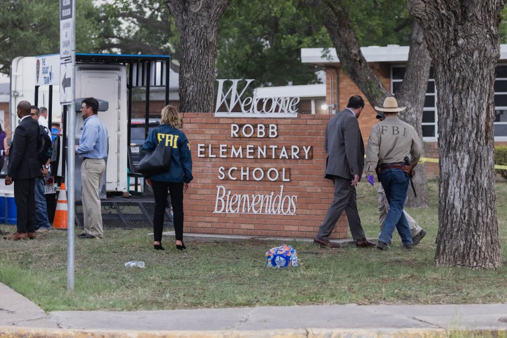 Este martes se registró un tiroteo en la Escuela Primaria Robb ubicada en la ciudad de Uvalde, en Texas, a apenas una hora de la frontera con México. El saldo hasta la mañana del miércoles era de 19 estudiantes y dos maestros muertos, así como varios heridos. 
<a href="https://www.univision.com/noticias/estados-unidos/tiroteo-en-escuela-texas-uvalde-ninos-maestros-muertos-tiroteo-masivo-en-escuela-primaria">Aquí te estamos contando todo lo referente a esta nueva masacre</a>.