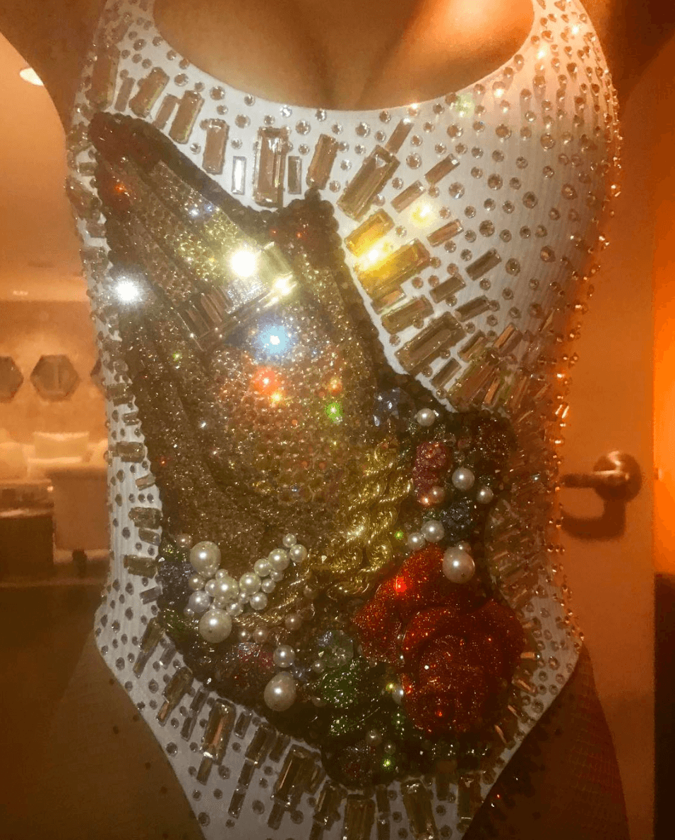 Esa es una de las piezas que estrena esta temporada en Las Vegas, diseñada por The Blonds NY, quienes han vestido a otras grandes estrellas como Lady Gaga y Miley Cyrus.