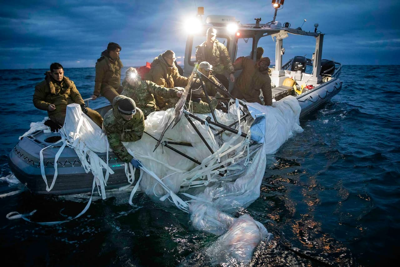 El Comando de las Fuerzas de la Flota de EEUU publicó varias fotos en su página de Facebook que muestran grandes restos del globo en el momento en que es transportado a un bote de la Armada. (U.S. Navy via AP)