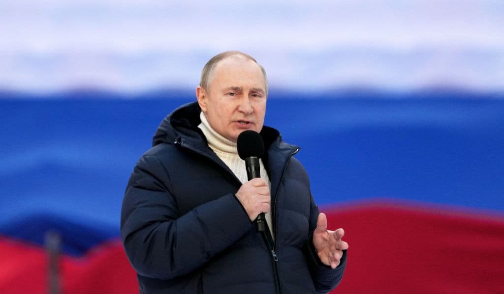 <b>Putin y su retórica de la "desnazificación" para justificar la invasión.</b>
<br>
<br>Días antes de lanzar su invasión a Ucrania, 
<a href="https://www.univision.com/noticias/politica/putin-reconocimiento-ucrania-cambios-militares">Putin había reconocido la independencia de las autoproclamadas repúblicas rebeldes de Donetsk y Luhansk</a>, en la región del Donbas, fronteriza con Rusia. Eso suponía una violación de los acuerdos de Minsk de 2014 y 2015, con los que se había buscado la paz en la región tras un conflicto entre el ejército ucraniano y los separatistas prorrusos. Su justificación fue la misma que empleó entonces para anexar Crimea a Rusia: que el país vecino no era más que una parte de Rusia y que su independencia fue un engendro de la era soviética. Añadió que enviaría "fuerzas de paz" a esas autoproclamadas repúblicas para garantizar la seguridad. Tres días después, lanzó una invasión contra toda Ucrania y siguió echando mano de una narrativa que amplificaron durante años los medios de propaganda del Kremlin: la necesidad de "desnazificar" y desmilitarizar Ucrania para evitar un genocidio contra las minorías rusas y prorrusas residentes en ese país. 
<br>
<b>Lee más aquí: </b>
<a href="https://www.univision.com/noticias/mundo/conflicto-rusia-ucrania-genocidio-retorica-putin-guerra">"Desnazificación", "desmilitarización" o "genocidio": cosas que ha dicho Putin al justificar la invasión rusa de Ucrania.</a>