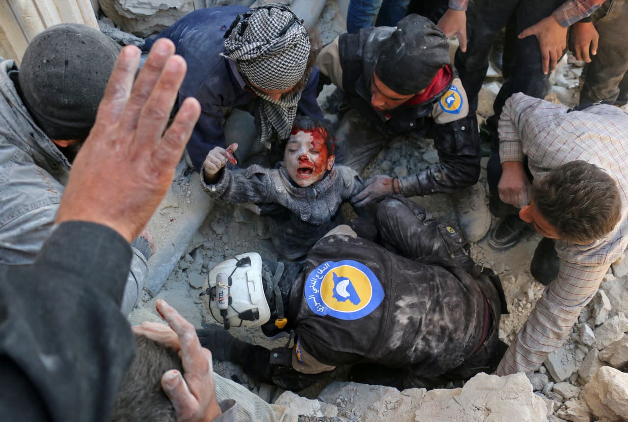La organización está compuesta por 3,000 voluntarios. Unos 200 de sus miembros han muerto en la guerra. Fueron nominados al premio Nobel de la paz en 2016. 
<a href="https://www.univision.com/noticias/guerra-en-siria/las-fotos-que-muestran-la-tragedia-de-los-ninos-de-alepo-fotos">En la fotografía los ‘cascos blancos’ rescatan a un niño de los escombros en Bab al-Nairab, Alepo</a>, el 24 de noviembre de 2016.