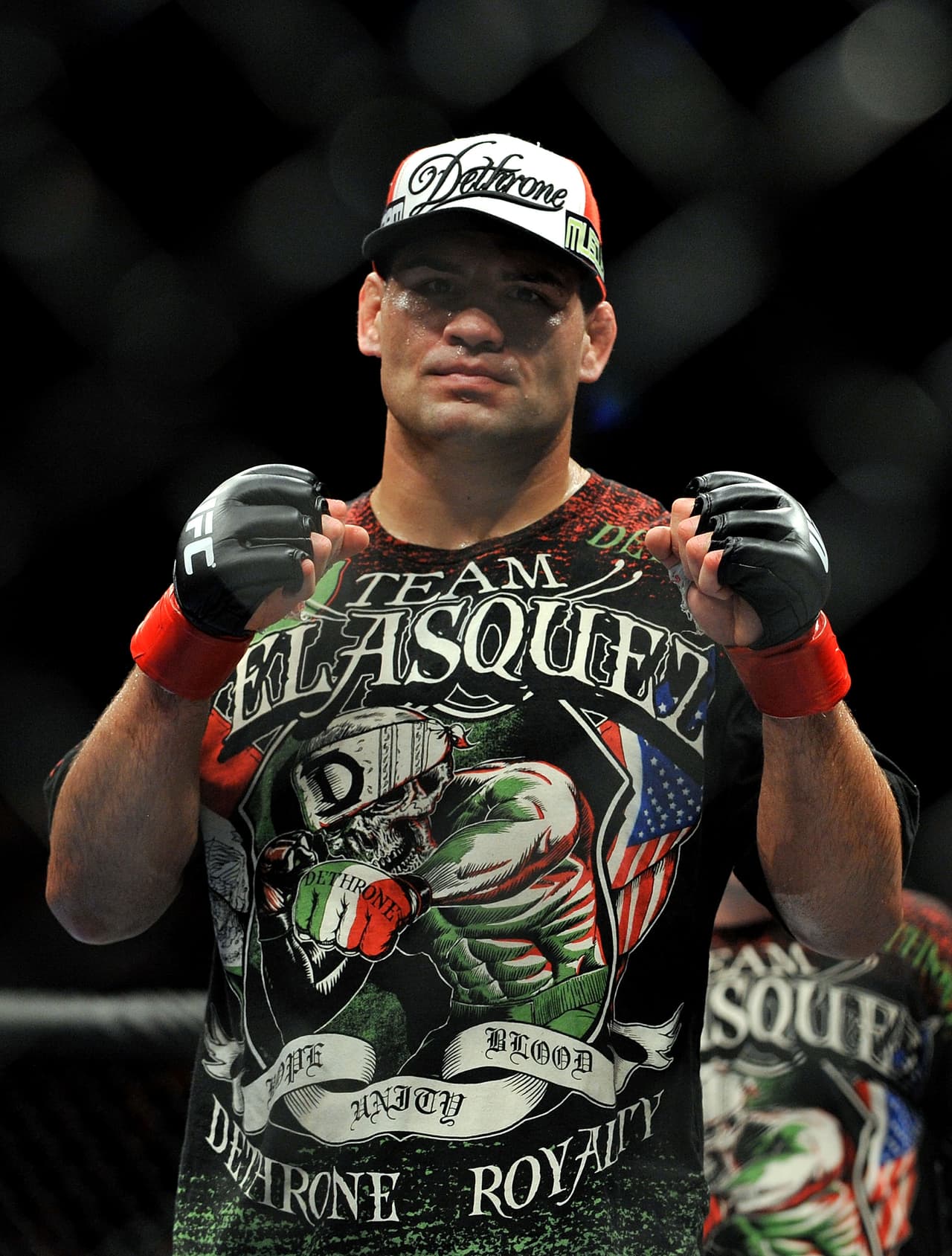 El originario de Salinas se retiró del deporte en 2019 y entre sus logros cuenta con dos títulos de campeón de pesos pesados de la UFC en 2010 y 2012, lo que lo consagró como el primer peleador de origen mexicano en conseguir un cinturón.
