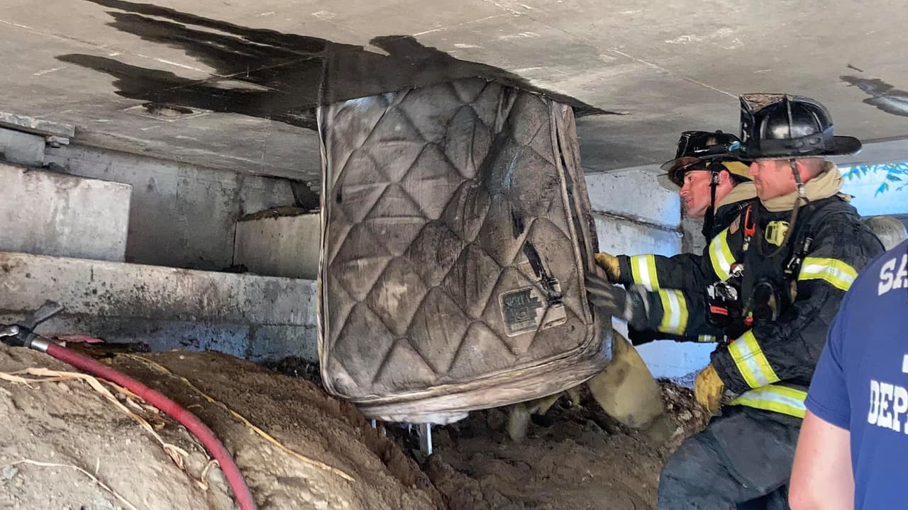 Los Bomberos encontraron dentro de la estructura un colchón y otras pertenencias personales de la persona que se hospedaba allí. Esa persona se había ido cuando llegó el Departamento de Bomberos.