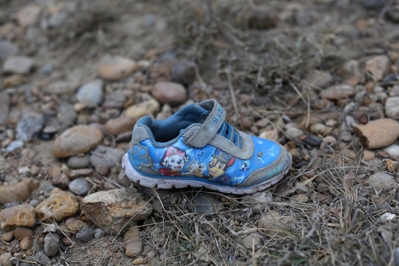 El zapato de un niño a pocos metros de la frontera, en una imagen tomada en Roma (Texas), una localidad de 10,000 habitantes que se ha convertido en uno de los epicentros de la crisis migratoria al sur de EEUU. La zona es un centro de operación del Cartel del Golfo, 
<a href="https://www.univision.com/noticias/inmigracion/embarazada-inmigrante-indocumentada-cruza-frontera-roma-texas" target="_blank">de acuerdo con reportes de Univision Noticias</a>. 
<br>
<br>