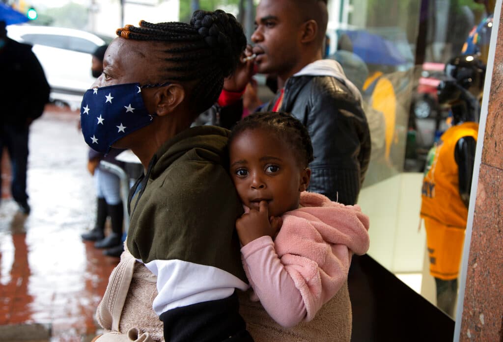 Sudáfrica, donde fue detectada en primer lugar la variante ómicron, podría superar los
<b> 10,000 nuevos casos diarios de coronavirus</b> a finales de esta semana, previó el epidemiólogo sudafricano Salim Abdool Karim, citado por la AFP. El gobierno de ese país previó que 
<b>"en dos o tres semanas" comenzará a verse una situación preocupante en hospitales.</b>
<br>