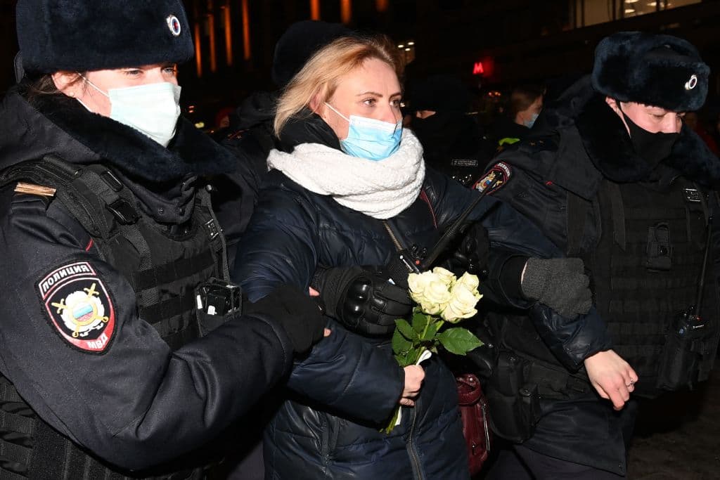 A pesar de las amenazas, cientos salieron a las calles con carteles que condenaban los ataques de Rusia en distintas ciudades de Ucrania. Por la tarde, el Observatorio Independiente de Derechos Humanos comenzó a anunciar las primeras detenciones: hablaba de unas 25.
