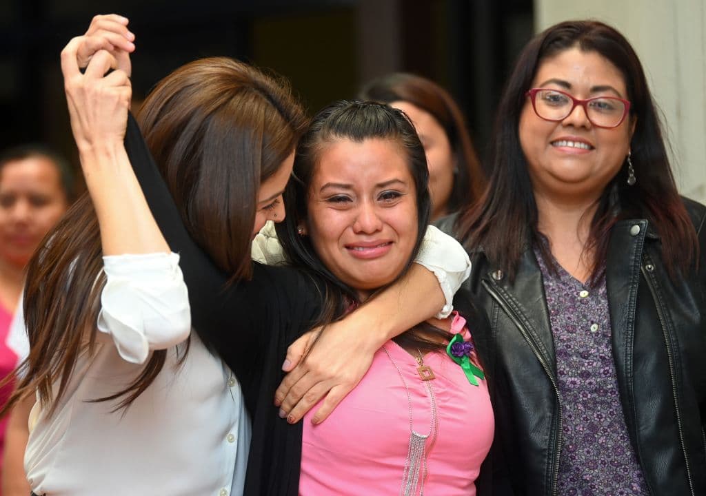 Estas mujeres, que suelen ser las más pobres, son acusadas de asesinar a sus hijos sin importar lo que ellas puedan explicar. Según registros de la organización Women's Equality Center (WEC), 
<b>existen 149 casos de mujeres condenadas por la muerte de sus bebés en este país centroamericano:</b> 17 de ellas están privadas de libertad. Tras el fallo de Evelyn, faltan 16.