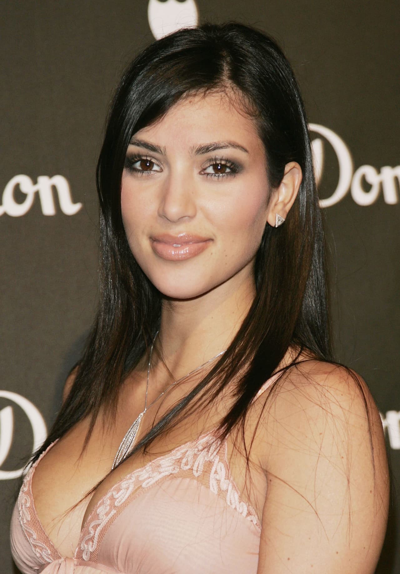 1. Parece otra, aquí Kim Kardashian con el pelo alisado, libre de maquillaje, en el lanzamiento internacional de 
<a href="http://www.wine-searcher.com/find/dom+perignon+rose+champagne+france/1996">Dom Perignon Vintage Rose 1996 Champagne</a>, de Karl Lagerfeld. De esta foto a que se tomó en Beverly Hills en junio de 2006 a la fecha su transformación es total.
