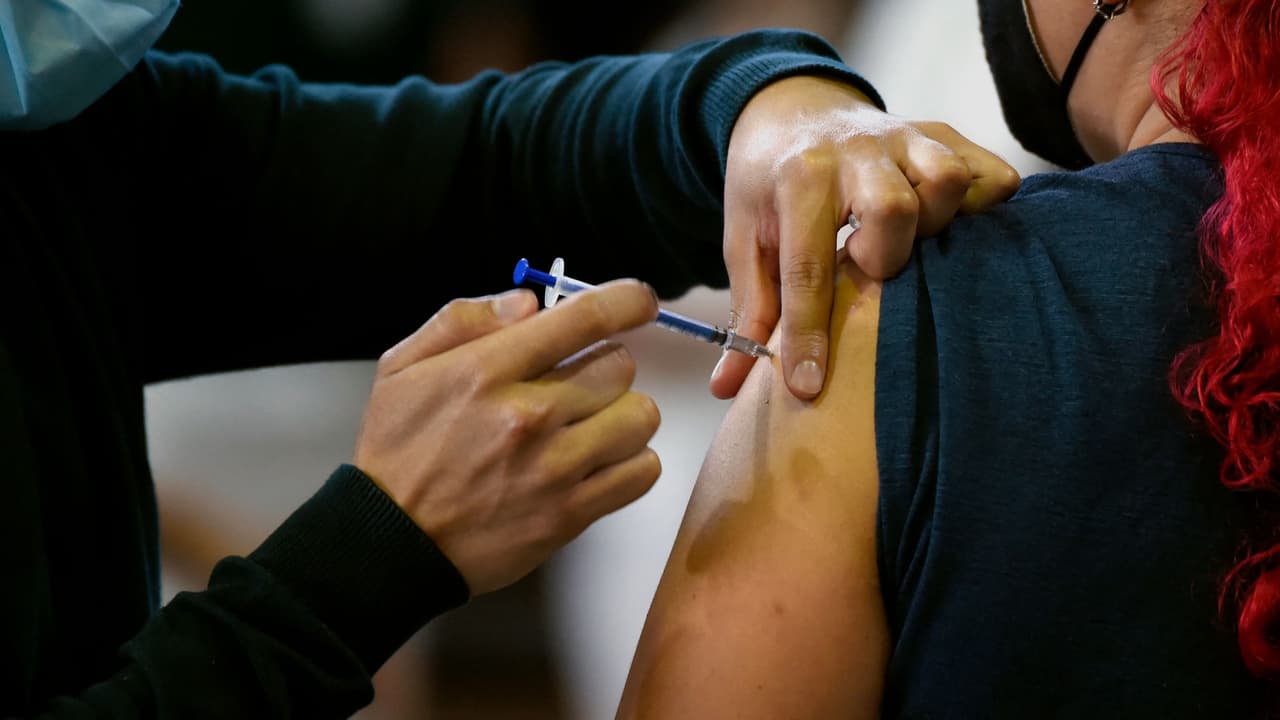 ¿Cómo afecta la variante Delta a las personas que ya han sido vacunadas contra el coronavirus?
