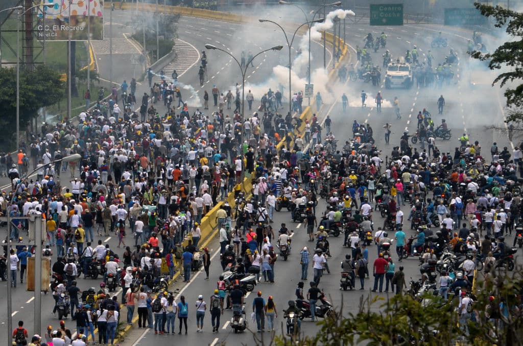 La última ola de protestas en Venezuela ya cumple tres semanas. Arreciaron luego de que el Tribunal Supremo de Justicia (TSJ) despojara de sus funciones a los diputados de la Asamblea Nacional, lo que incluso fue catalogado por la fiscal general, Luisa Ortega Díaz, como una ruptura del hilo constitucional. El TSJ debió revertir su decisión, pero las protestas continuaron alentadas por la crisis económica y política que atraviesa el país petrolero. Este jueves, los manifestantes volvieron a la calle y, de nuevo, fueron reprimidos por las autoridades. Getty Images