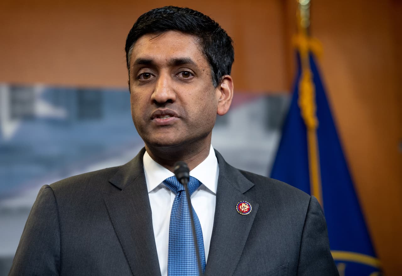 El congresista de California 
<b>Ro Khanna</b> ha recibido el respaldo de 
<b>Bernie Sanders</b> para reemplazar la vacante de Kamala Harris en el Senado. El político de raíces indias y africanas, como Harris, ganó su reelección para representar al Distrito 17 de California en las elecciones generales del 3 de noviembre.