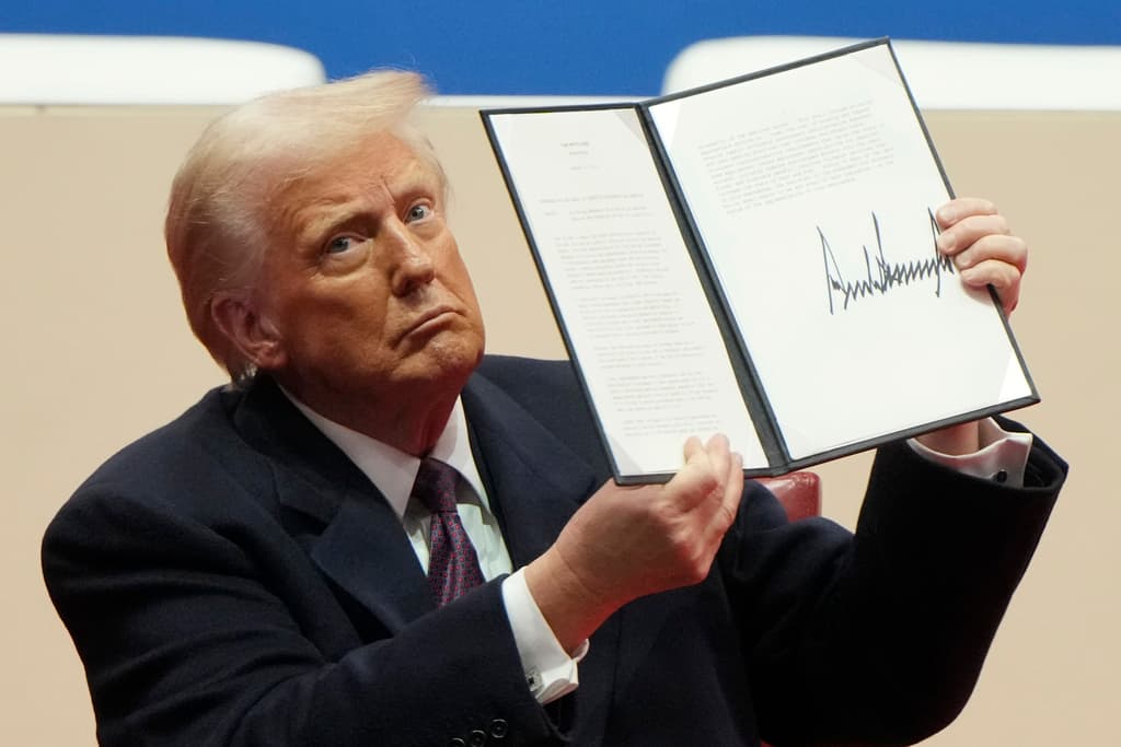 <h3 class="cms-H3-H3">Tratando de emular el ritmo de FDR</h3>
<br>
<br>Con gran despliegue propagandístico, Trump ha plasmado su firma en unas 140 órdenes ejecutivas, un ritmo no visto desde tiempos de Franklin Delano Roosevelt, quien usó el recurso para impulsar la recuperación del país asolado por la Gran Depresión de 1929.