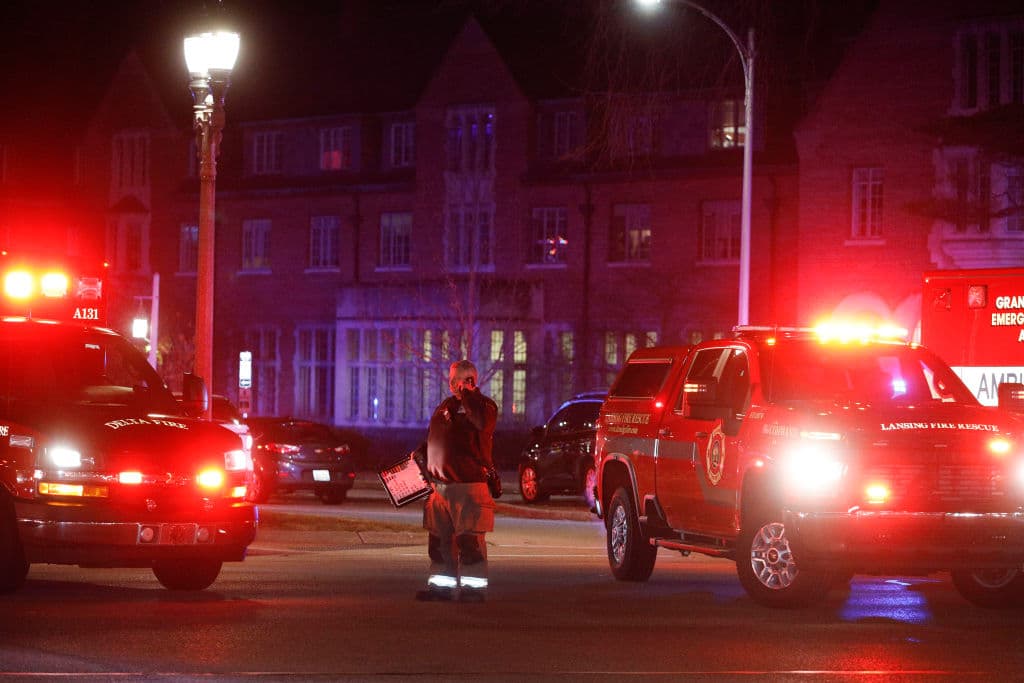 Decenas de agentes participaron en el operativo para neutralizar al atacante en el campus de East Lansing, a 90 millas (unos 145 kilómetros) al noroeste de Detroit.