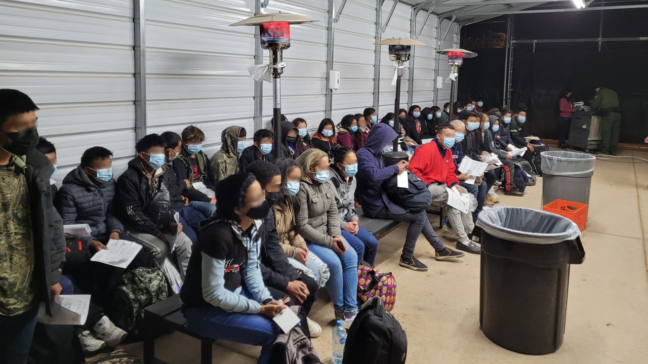 Los agentes de la estación de Tucson se encontraron con 55 migrantes de Cuba y Guatemala cerca de Sasabe. Más de 45 eran niños no acompañados de entre 12 y 17 años. "Sin tener en cuenta la seguridad, los traficantes continúan enviando grandes grupos a través de la frontera para obtener ganancias", tuiteó John Modlin, Jefe del sector Tucson de la Patrulla Fronteriza.
