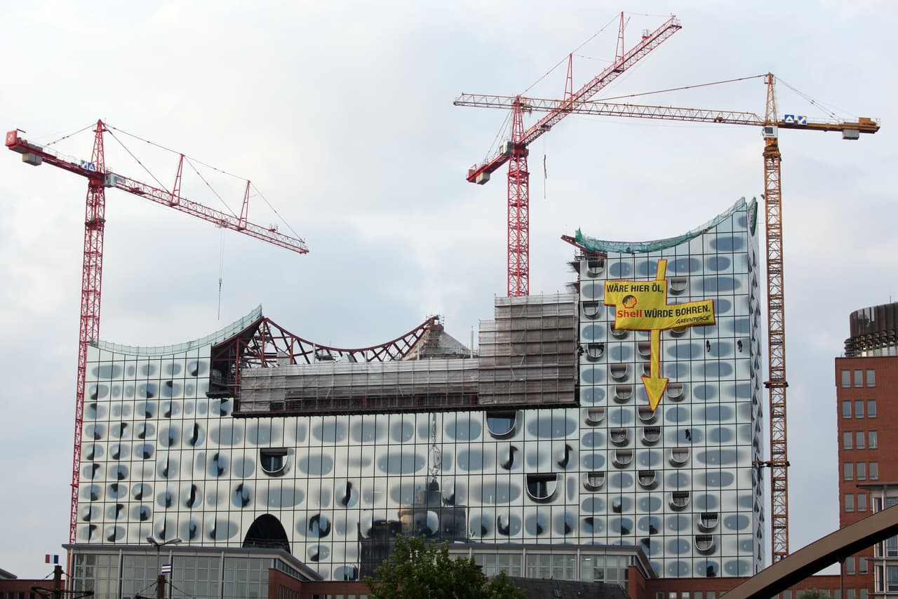 Un cartel gigantesco fue colocado por la organización Greenpeace en agosto de 2013, cuando el edificio estaba en plena construcción. El cartel tenía escrito en inglés “si hubiera petróleo aquí, Shell lo taladraría”, como protesta a los planes de la multinacional petrolera de explotar el ártico.