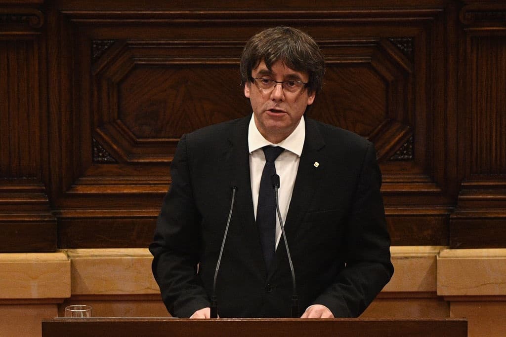 El presidente de Cataluña dice que se ha ganado el derecho a la independencia, pero suspende la declaración para abrir un diálogo