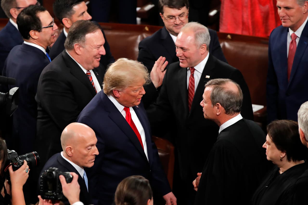 A su llegada el presidente saludó a algunos de los presente de camino al podio. Entre ellos el presidente de la Corte Suprema, John Roberts.
