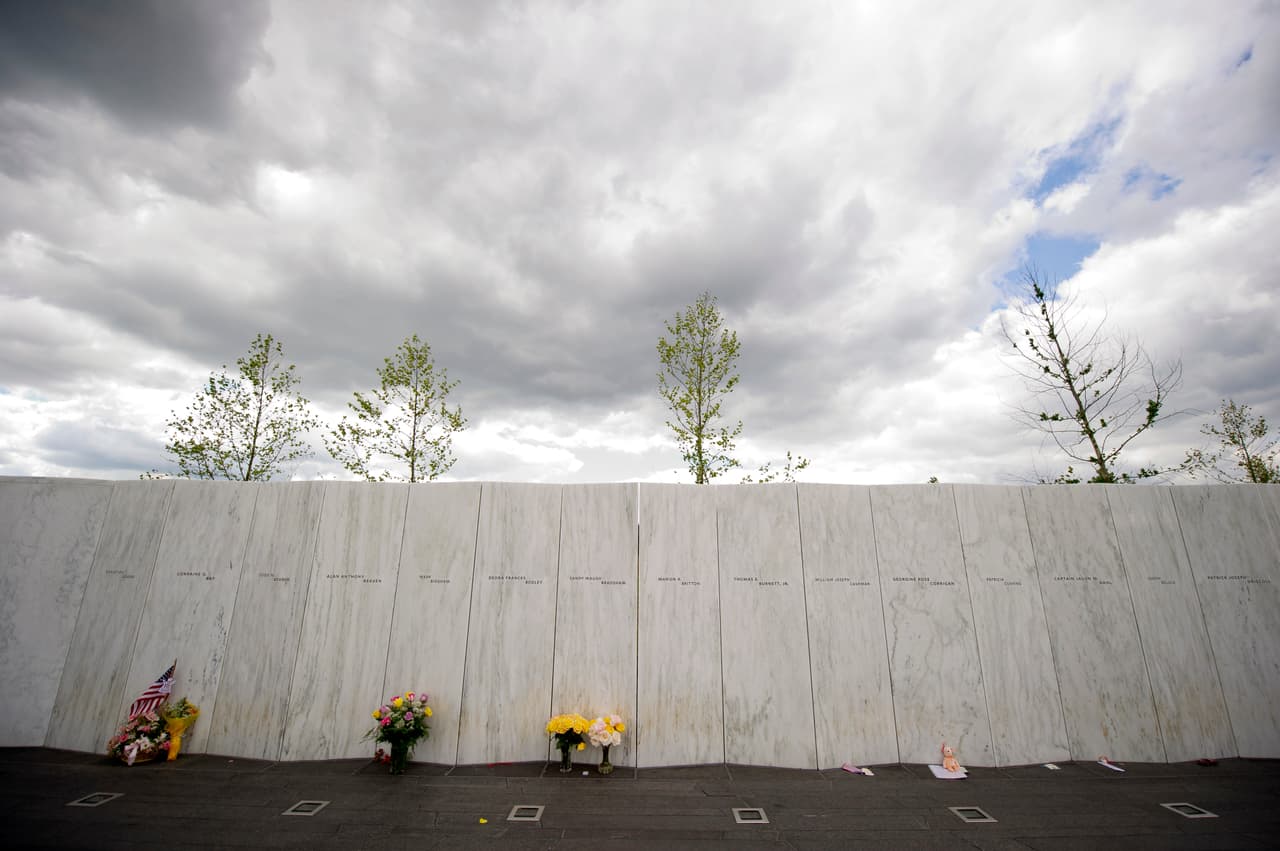 En 2002 el Congreso estableció la creación de un Monumento Nacional en el área que se completó en 2011. Los que lo visitan pueden acercarse al lugar donde descansan los restos de las víctimas, un área llamada "tierra sagrada".
<br>
<br>El complejo está administrado por el Servicio de Parques Nacionales y abarca más de tres millas cuadradas. 
<br>
<br>En la fotografía un muro conmemorativo con los nombres de las víctimas.
<br>