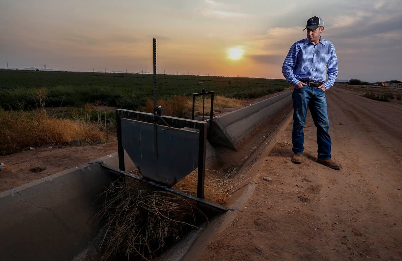 De pie junto a un campo seco, el agricultor Will Thelander mira un canal de irrigación que no tiene 
<a href="https://www.univision.com/temas/agua">agua</a>. Thelander explicó que "más y más partes de la finca se verán así el próximo año, porque no tendremos el agua para que las cosas sigan creciendo como queremos". 
<br>