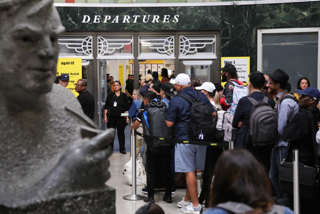 Inicialmente, el aeropuerto 
<b>LaGuardia reportó </b>la cancelación de 14 vuelos. Otros 86 tenían retraso.