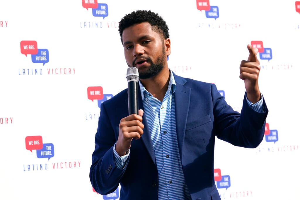 <b>4. Maxwell Frost (demócrata): </b>Es 
<b><a href="https://www.univision.com/noticias/politica/elecciones-en-eeuu-2022/maxwell-frost-primer-miembro-de-la-generacion-z-en-llegar-al-congreso">el primer representante de la llamada generación 'Z' en el Congreso</a></b>, por el distrito 10 del estado de Florida. Frost es un cubanoestadounidense de 25 años, la edad mínima para entrar al Congreso. Fue uno de los organizadores de la protesta 
<i>March For Our Lives</i> y busca impulsar leyes de control de armas más estrictas.