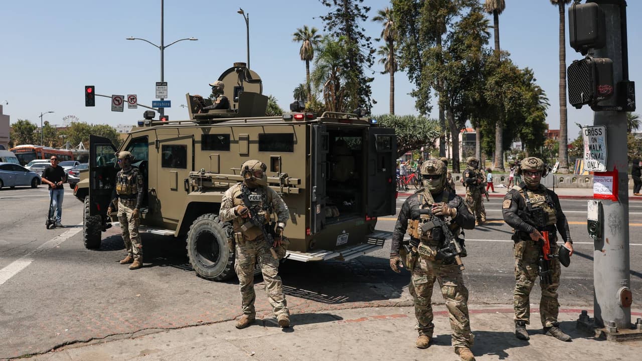 Qué se sabe del despliegue de agentes federales que causó terror en Los Ángeles: las noticias del día