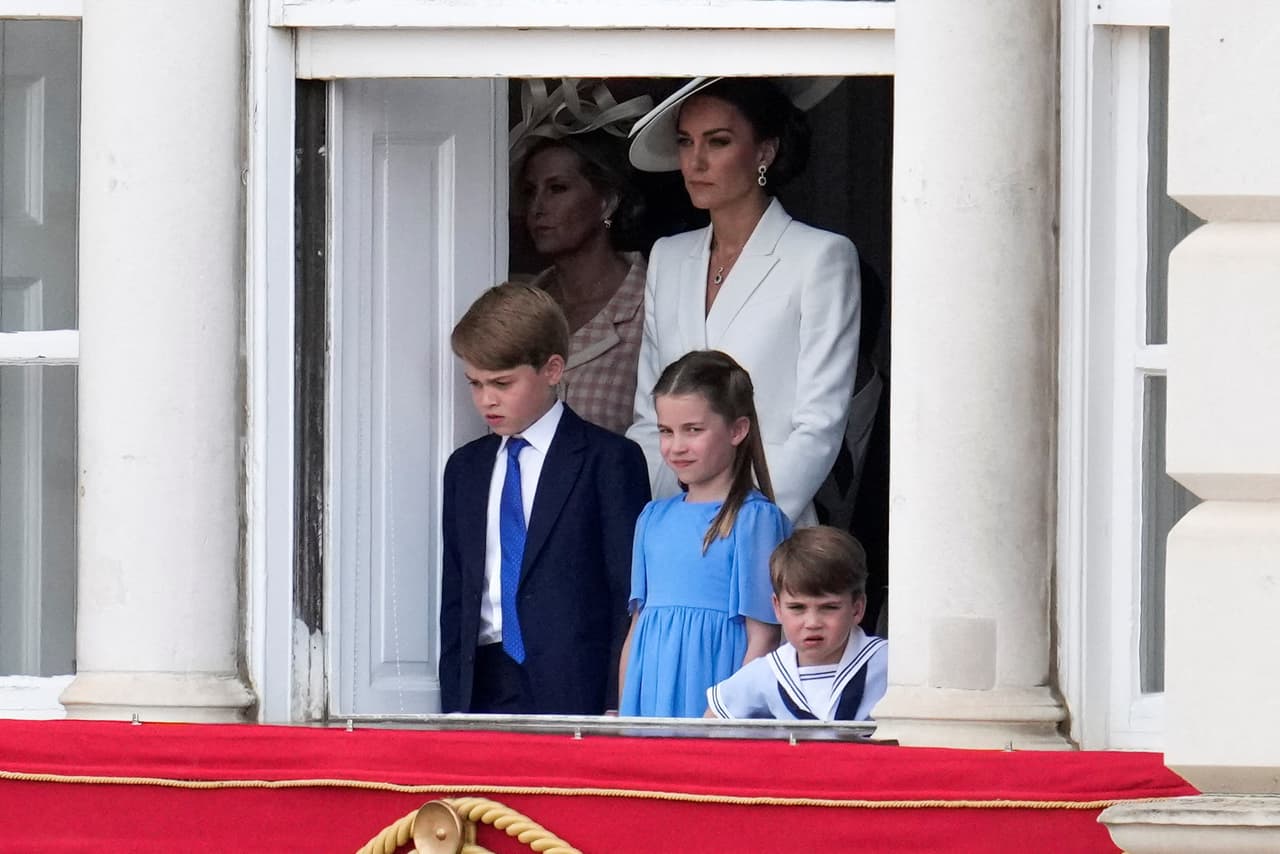Antes de aparecer oficialmente en el balcón del Palacio de Buckingham, el mini royal observó el ‘Trooping the Colour’ y saludó a los presentes desde una de las ventanas. 
<br>