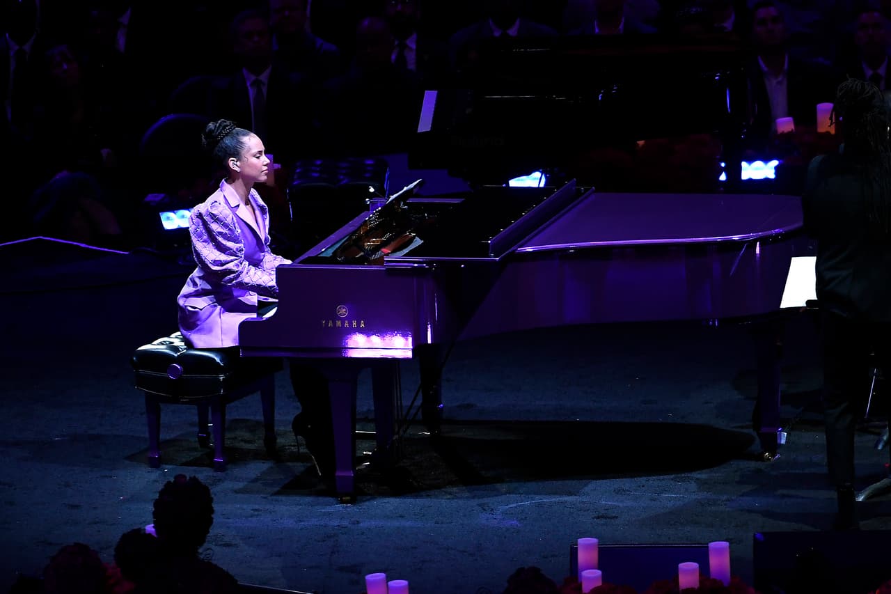 La cantante Alicia Keys presentó una emotiva canción en honor a las víctimas del accidente.