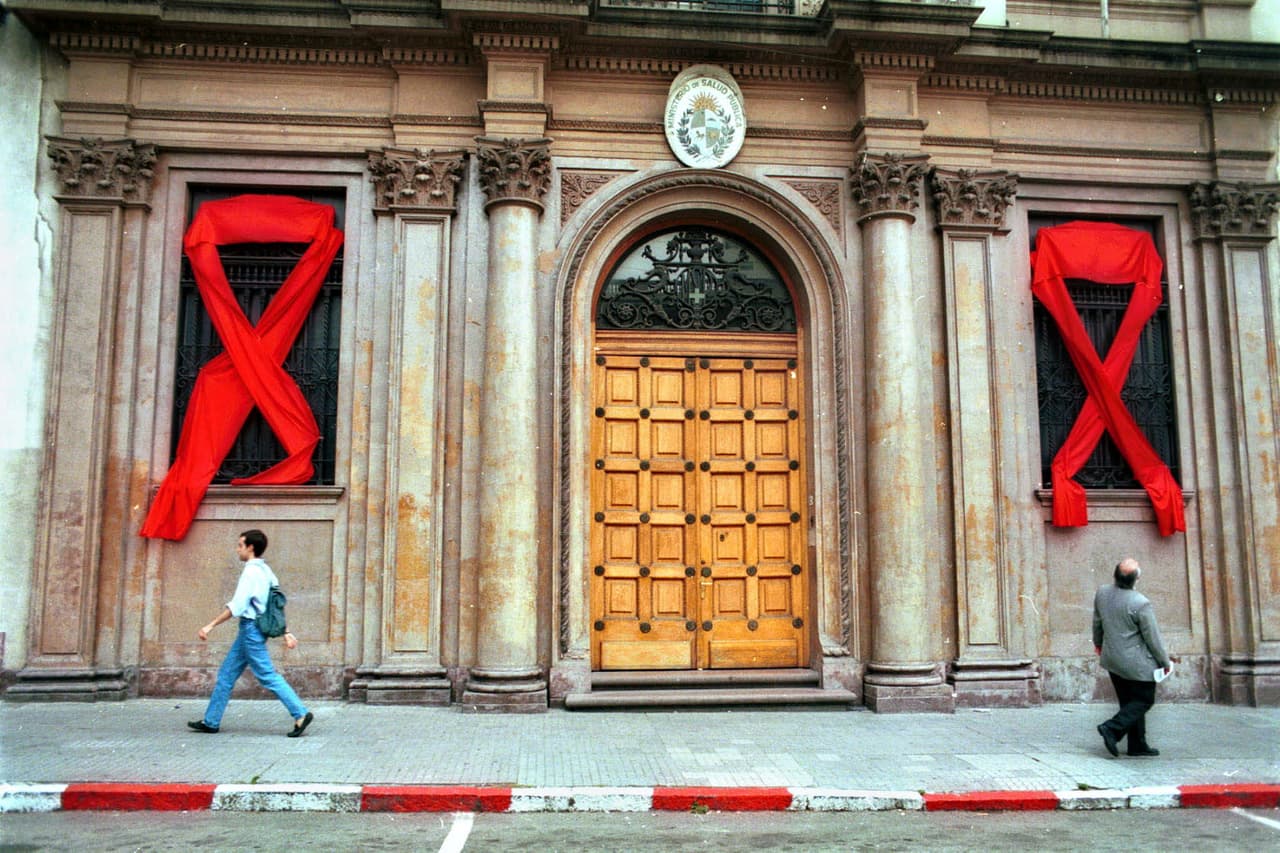 También aumentaron las infecciones 
<b>en Uruguay (9%), Honduras (7%), Guatemala (6%)</b>. La imagen muestra la fachada del Ministerio de Salud Pública de Uruguay en Montevideo.
