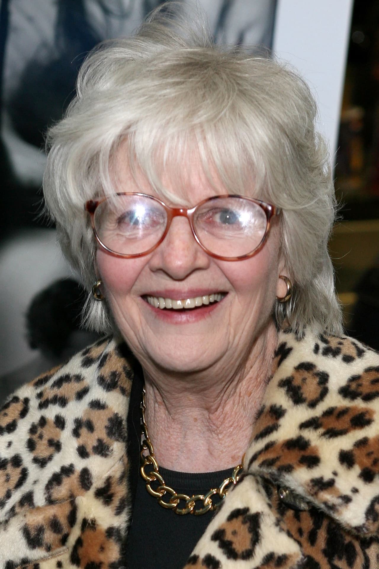 También se conoció el caso de la actriz 
<b>Patricia Bosworth</b>, quien falleció a los 86 años por una neumonía causada por el coronavirus, reportó el 
<b><a href="https://www.dailymail.co.uk/tvshowbiz/article-8187875/Actress-author-Patricia-Bosworth-dies-coronavirus-86.html" target="_blank">Daily Mail. </a></b>
<br>