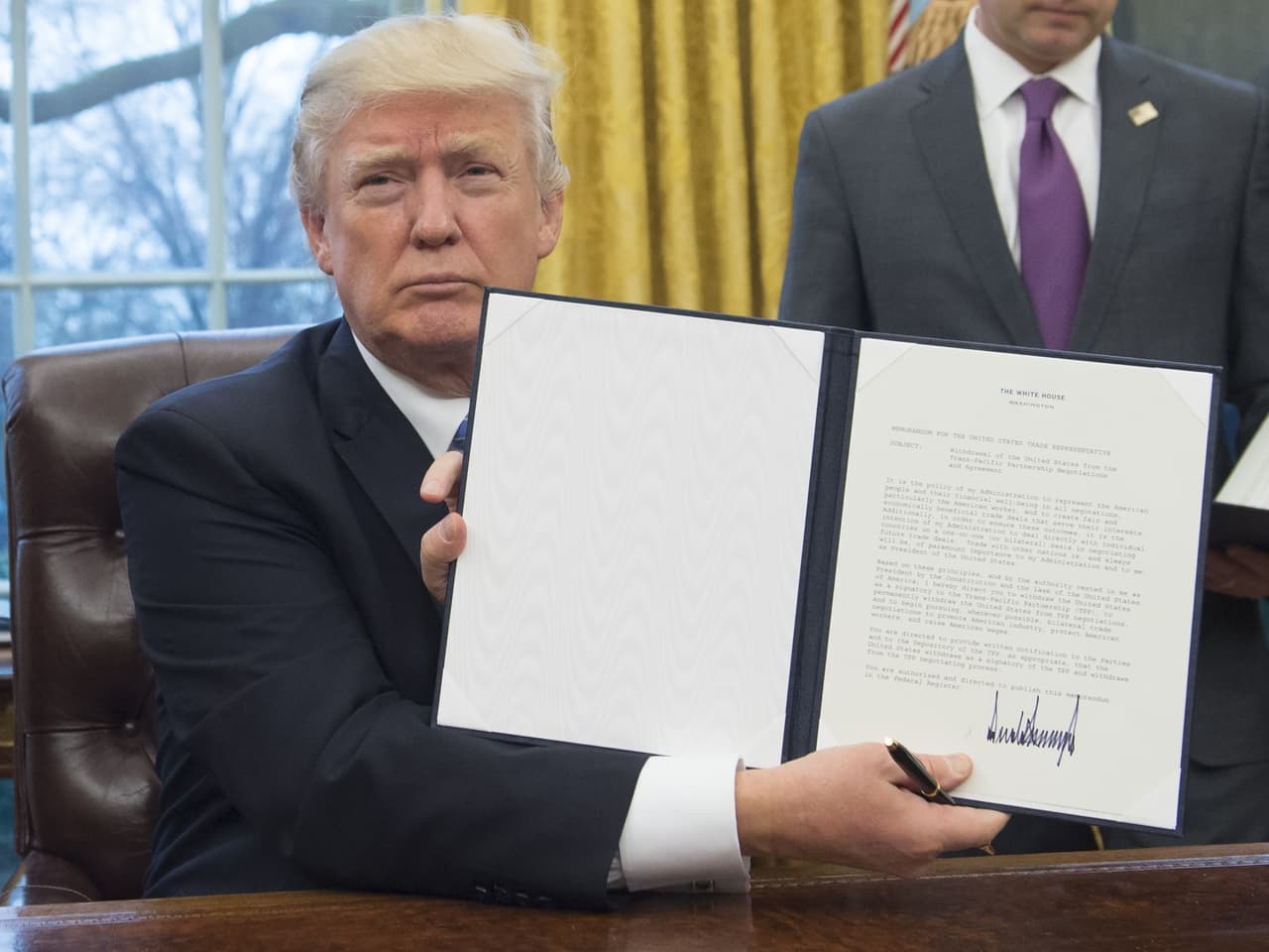 <b>Día 4/Enero 23:</b> Tal y como lo prometió durante su campaña, 
<b><a href="http://www.univision.com/noticias/politica/donald-trump-saca-a-eeuu-del-tpp-y-estrena-una-politica-comercial-proteccionista">el presidente firmó una orden ejecutiva abandonando el Acuerdo Comercial Transpacífico</a></b>, uno de los pactos de comercio insignes del presidente Obama. Aunque la medida nunca pasó en el Congreso, es una decisión simbólica que ratifica la posición de Trump en el comercio global. También suscribió otra orden ejecutiva para impedir el uso de fondos del gobierno para financiar a organizaciones de otros países que ofrece servicios o asesoramiento sobre una amplia gama de
<b> <a href="http://www.univision.com/noticias/salud-y-mujer/este-es-el-plan-de-trump-para-los-derechos-reproductivos-de-las-mujeres">servicios de salud reproductiva</a>, </b>incluyendo el aborto
<b>. </b>El mandatario reestableció una antigua medida republicana, conocida como 'la política de Ciudad de México', que había sido abolida por Obama desde 2009.