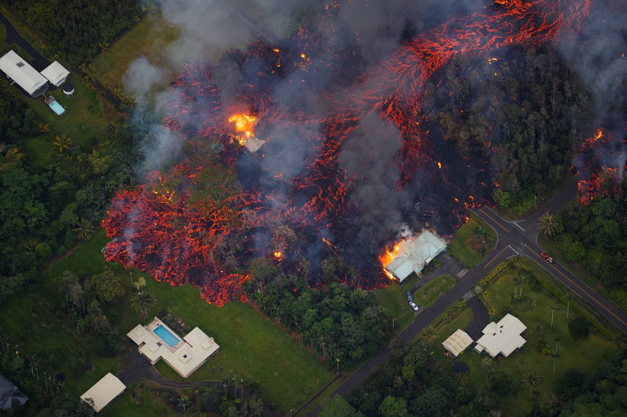 Se reportaron varios temblores desde el comienzo de la erupción, el mayor con una magnitud de 6.9 en la escala de Ritcher.