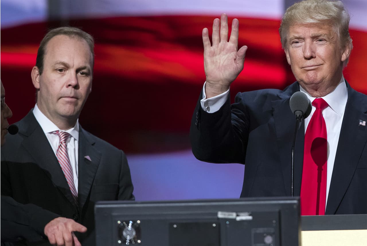 <b>Donald Trump.</b> El presidente está bajo escrutinio de los investigadores por sus conversaciones con el jefe del FBI 
<b><a href="http://www.univision.com/temas/james-comey" target="_blank">James Comey</a></b>, por las reuniones de su círculo cercano de la campaña con funcionarios rusos. Además, 
<b><a href="http://www.univision.com/noticias/politica/los-10-momentos-que-llevaron-a-la-abrupta-salida-de-james-comey-del-fbi-fotos" target="_blank">las pesquisas buscan determinar si al despedir a James Comey intentó obstruir a la justicia</a></b>.