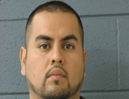 <b><a href="https://www.univision.com/local/chicago-wgbo/buscado-por-el-fbi-arnoldo-jimenez-en-la-lista-de-los-diez-fugitivos-mas-buscados">Arnoldo Jiménez</a></b> es buscado por supuestamente asesinar a su esposa a menos de 24 horas de haberse casado con ella en Chicago. 
<br>
<br>Fue incluido en la lista de los 10 fugitivos más buscados del FBI en 2019. 
<b>Su esposa, Estrella Carrera, de 26 años, fue encontrada <a href="https://www.univision.com/temas/muertes">muerta</a> en la bañera de su casa</b> de Burbank, Illinois, usando todavía con el vestido que llevaba en la recepción de su matrimonio.
<br>
<br>La pareja se casó el 11 de mayo de 2012, día en el que celebraron con familiares y amigos. 
<b>El FBI cree que tuvieron una discusión en el Maserati negro de Jiménez mientras viajaban a casa </b>desde la recepción en la madrugada del día siguiente.
<br>
<br>
<a href="https://www.univision.com/local/chicago-wgbo/sus-hijos-necesitan-justicia-para-su-mama-dice-hermana-de-la-mujer-que-fue-asesinada-a-punaladas-un-dia-despues-de-su-boda">La familia de Carrera se alarmó cuando ella no llegó a recoger a sus hijos, uno de 2 años y una niña de 8 años</a>, como estaba previsto. El 13 de mayo de 2012 se descubrió el cuerpo de Carrera.
<br>
<br>
<b>Se ofrece una recompensa de hasta 100,000 dólares por información que conduzca a la captura de Jiménez</b>, de 38 años, nacido en 
<a href="https://www.univision.com/temas/texas">Texas</a> y de origen hispano.